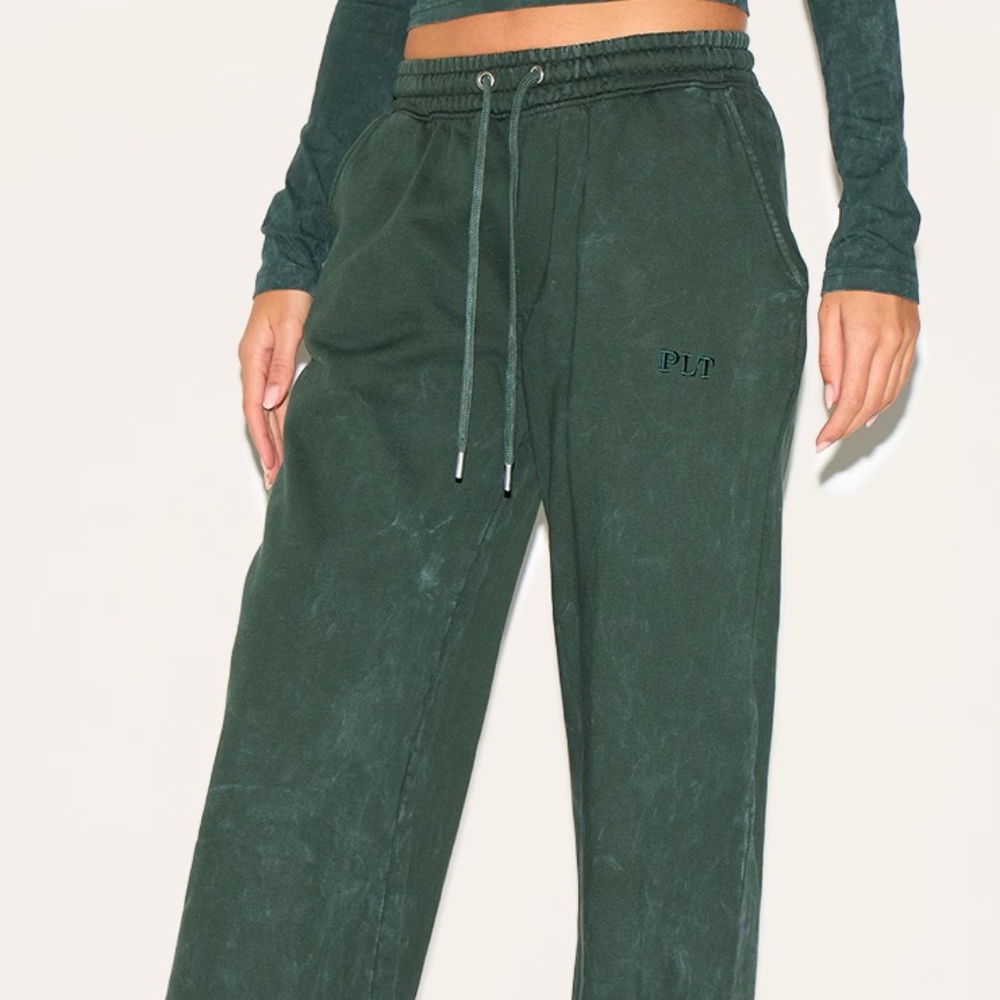 PRETTYLITTLETHING FOREST GREEN WASHED LOW RISE OVERSIZED WIDE LEG SWEATPANTS